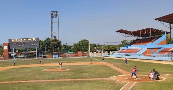 ¡Caballos amarrados en el Estadio 26 de Julio!