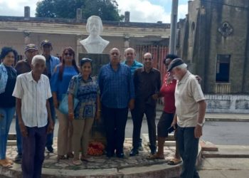 Merecido tributo al Padre de la Patria