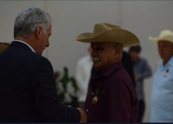Presidente cubano encabeza acto de condecoración a campesinos y dirigentes destacados de la ANAP