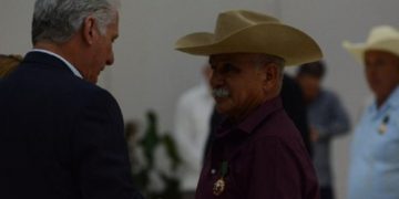 Presidente cubano encabeza acto de condecoración a campesinos y dirigentes destacados de la ANAP