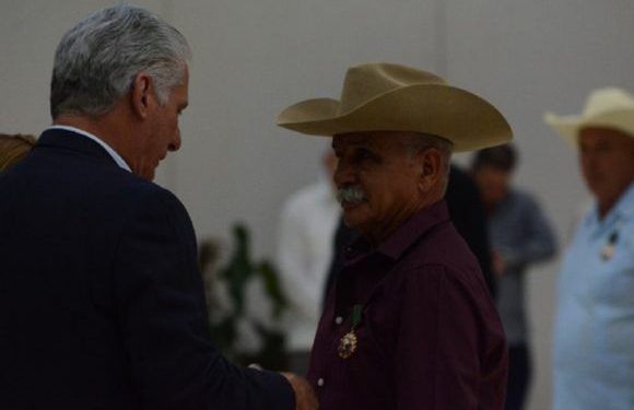 Presidente cubano encabeza acto de condecoración a campesinos y dirigentes destacados de la ANAP