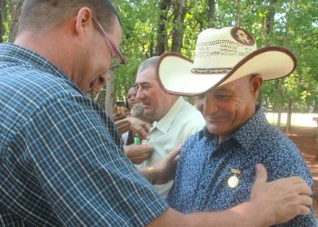 Condecoran a campesinos artemiseños en saludo al 17 de mayo