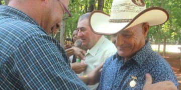 Condecoran a campesinos artemiseños en saludo al 17 de mayo