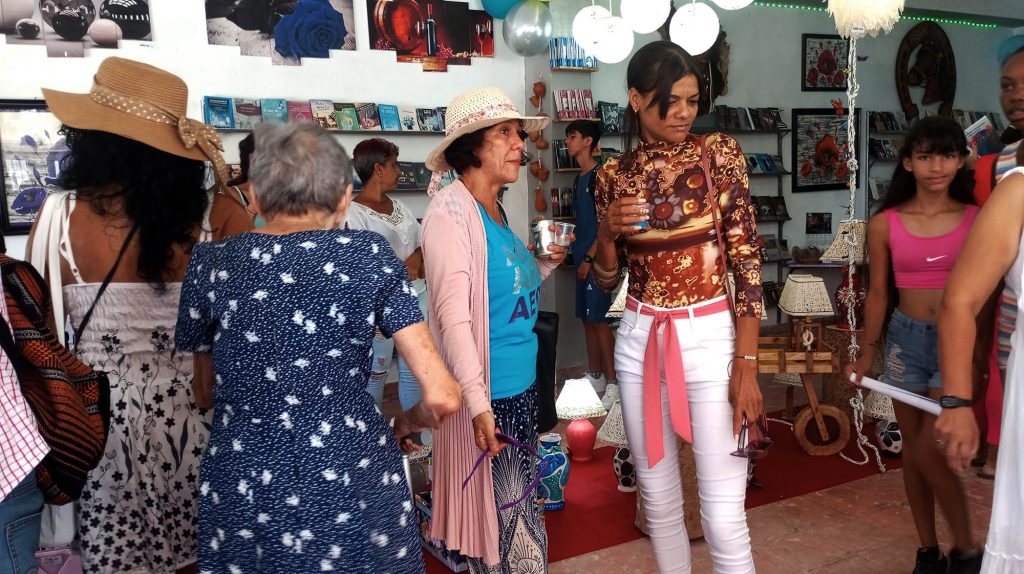 Público asistente a la inauguración de la tienda Fiallo y Punto