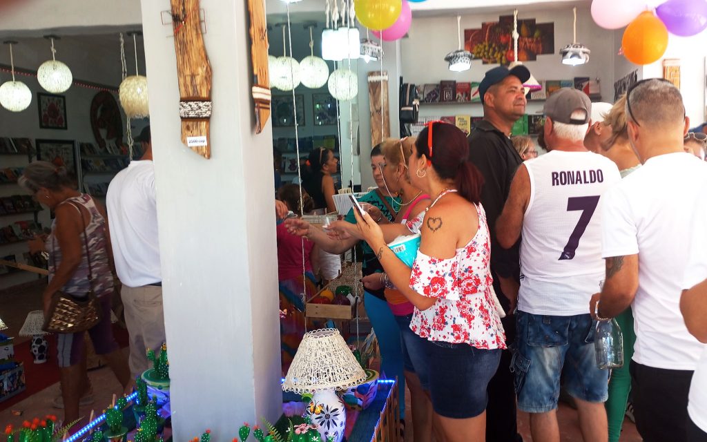 Público asistente a la inauguración de la tienda Fiallo y Punto