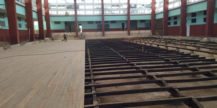 Alistan el tabloncillo de la Eide Julio Díaz, porque Artemisa será sede del baloncesto de los Juegos Escolares /Foto: GUILLERMO RODRÍGUEZ
