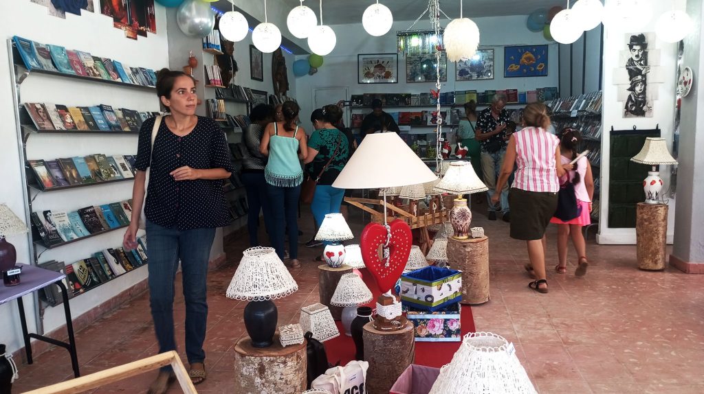 Público asistente a la inauguración de la tienda Fiallo y Punto