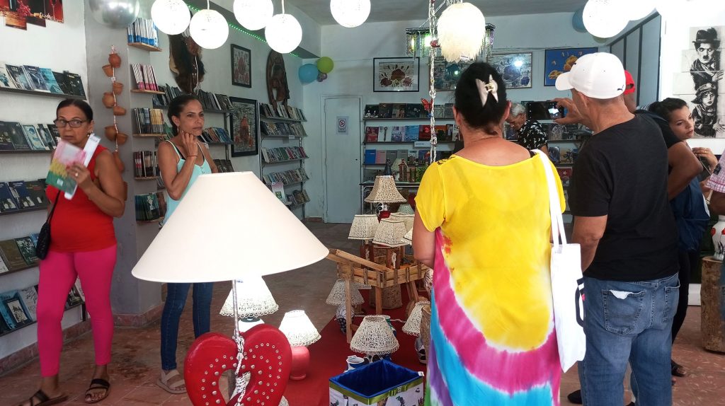 Público asistente a la inauguración de la tienda Fiallo y Punto