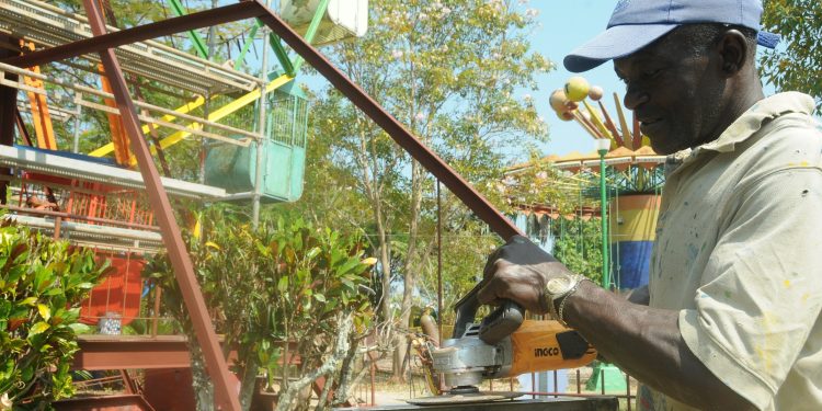 Trabajan en la rehabilitación de la estrella, el carrusel y la reanimación del anfiteatro / Foto: Otoniel Márquez