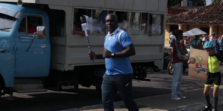 Recibe San Cristóbal el fuego deportivo de los sexagésimos Juegos Escolares Nacionales