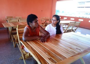MUCHO ha avanzado Gleysi, y eso lo debe en parte a Yaquelín, una de las seis asisten- tes sociales del Centro de Vida Asistida / Foto: Adianez Fernández Izquierdo