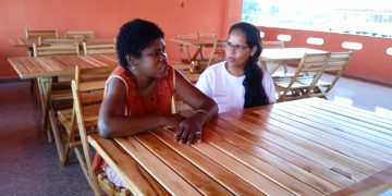 MUCHO ha avanzado Gleysi, y eso lo debe en parte a Yaquelín, una de las seis asisten- tes sociales del Centro de Vida Asistida / Foto: Adianez Fernández Izquierdo