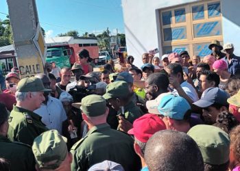 Presidente de Cuba visita zona azotada por huracán en Guantánamo