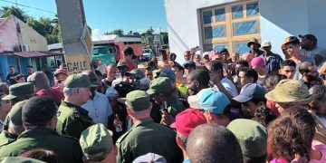 Presidente de Cuba visita zona azotada por huracán en Guantánamo