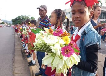 Flores a la memoria y la sonrisa de Camilo