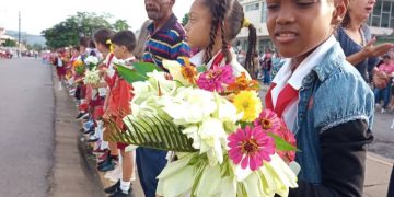 Flores a la memoria y la sonrisa de Camilo