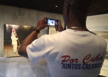 Entrega de los carnés como militantes de la UJC y del PCC, en el Memorial José Martí