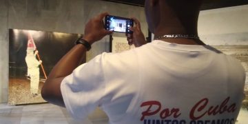 Entrega de los carnés como militantes de la UJC y del PCC, en el Memorial José Martí