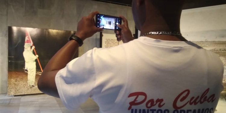 Entrega de los carnés como militantes de la UJC y del PCC, en el Memorial José Martí