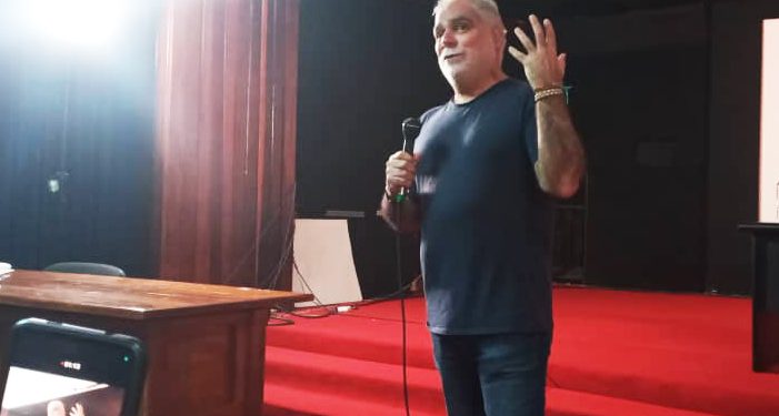 Benito Zambrano imparte conferencia magistral en la EICTV Foto Yaima Iser Crespo Especialista en Relaciones Internacionales y Cooperación