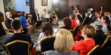 Felicitan a educadores de Cuba en su día