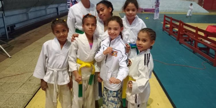 Alumnas de la academia Halcones del Ariguanabo, medallistas en el Abierto de la Habana Foto cortesía Halcones