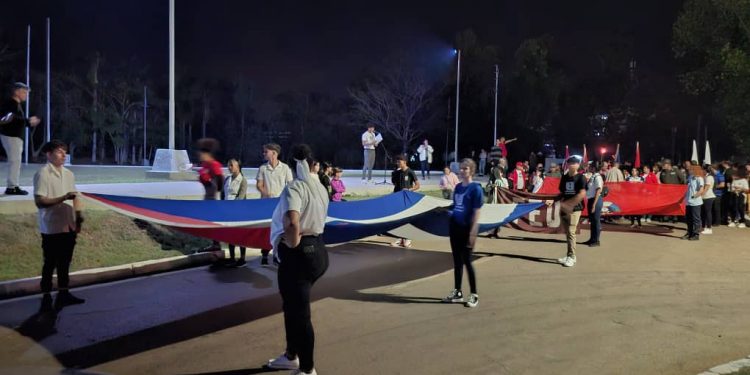 El pueblo artemiseño rindió homenaje a nuestro Apóstol con más de un centenar de antorchas encendidas