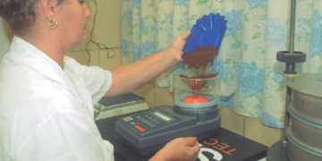 NÉLIDA Triana vela en el laboratorio por los parámetros de calidad del ¡Hola!