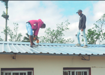 Más de 200 metros de tejas de zinc se colocaron en áreas de cocina comedor y lavandería