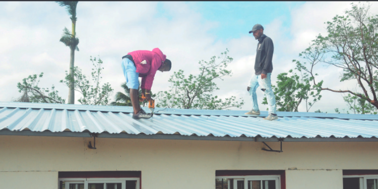 Más de 200 metros de tejas de zinc se colocaron en áreas de cocina comedor y lavandería