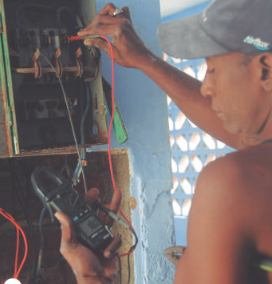 Recuperar la instalación eléctrica del
Hogar de Ancianos es prioridad para una de
las brigadas