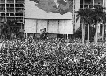 El Primer Congreso del Partido culminó con un acto multitudinario en la Plaza de la Revolución, en el cual el pueblo, a mano alzada, confirmó los acuerdos adoptados