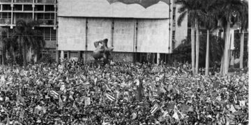 El Primer Congreso del Partido culminó con un acto multitudinario en la Plaza de la Revolución, en el cual el pueblo, a mano alzada, confirmó los acuerdos adoptados