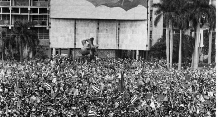 El Primer Congreso del Partido culminó con un acto multitudinario en la Plaza de la Revolución, en el cual el pueblo, a mano alzada, confirmó los acuerdos adoptados