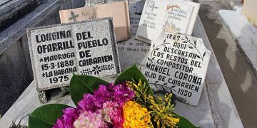 Desde diciembre de 1989, los restos de Longina descansan junto a los de Corona en el cementerio de Caibarién