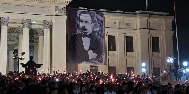 Estudiantes reeditarán hoy la tradicional Marcha de las Antorchas para rendir homenaje al Héroe Nacional