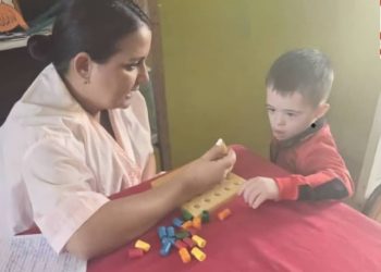 La joven de 30 años ha seguido los pasos de su abuela alfabetizadora y hoy su nombre es referente en la provincia