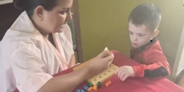 La joven de 30 años ha seguido los pasos de su abuela alfabetizadora y hoy su nombre es referente en la provincia