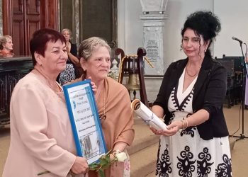 Entregan Premio Pedagogía 2024 a la doctora en Ciencias María Julia Aguilar Aguilera, profesora titular de la Universidad de Artemisa / Foto: cortesía de Andry González Pacheco