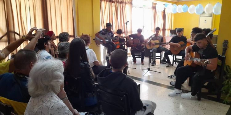 Orquesta juvenil de guitarras "Nuevas Liras" celebra su decimoquinto aniversario