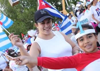 madre-con-hijo-primero-mayo