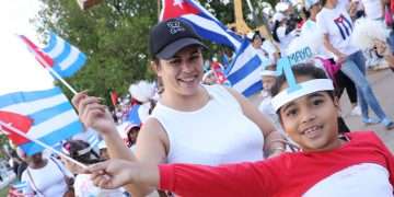 madre-con-hijo-primero-mayo