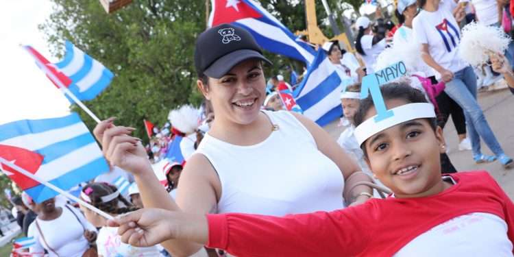 madre-con-hijo-primero-mayo