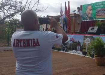De fiesta una asociación de gigantes