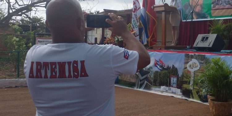 De fiesta una asociación de gigantes