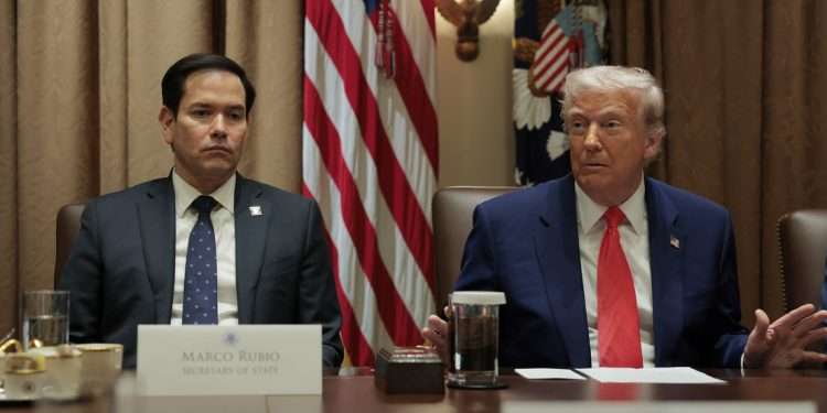 El secretario de Estado, Marco Rubio, y el presidente de EE.UU., Donald Trump en la Casa Blanca, el 10 de abril de 2025