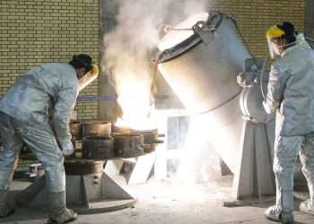 Técnicos trabajan dentro de una planta de conversión de uranio en Isfahán, Irán, 30 de marzo de 2005
