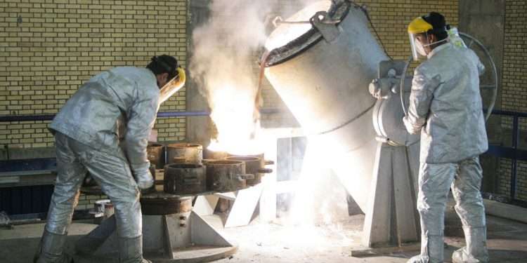 Técnicos trabajan dentro de una planta de conversión de uranio en Isfahán, Irán, 30 de marzo de 2005