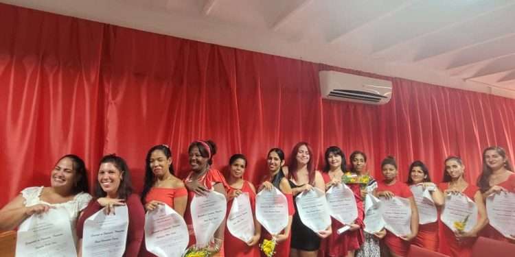 Celebra el Centro Universitario Mariel su primera graduación