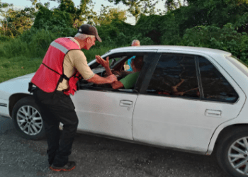 Mario ya conoce la ruta de cada auto que pasa por su punto